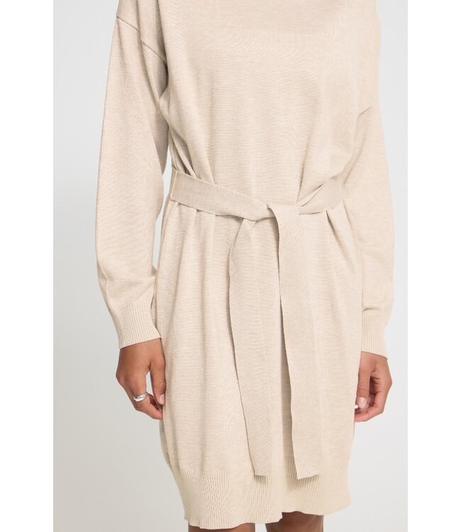 ICHI IHLULS Dress Oatmeal Melange – Beige gebreide damesjurk met ceintuur