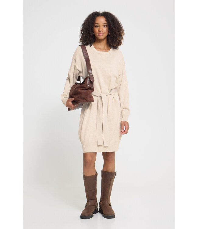 ICHI IHLULS Dress Oatmeal Melange – Beige gebreide damesjurk met ceintuur