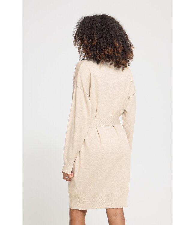 ICHI IHLULS Dress Oatmeal Melange – Beige gebreide damesjurk met ceintuur