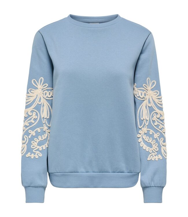 JDY JDYMESA Mindy Emb Sweat Windward Blue – Lichtblauwe dames sweater met ecru borduurwerk