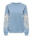 JDY JDYMESA Mindy Emb Sweat Windward Blue – Lichtblauwe dames sweater met ecru borduurwerk