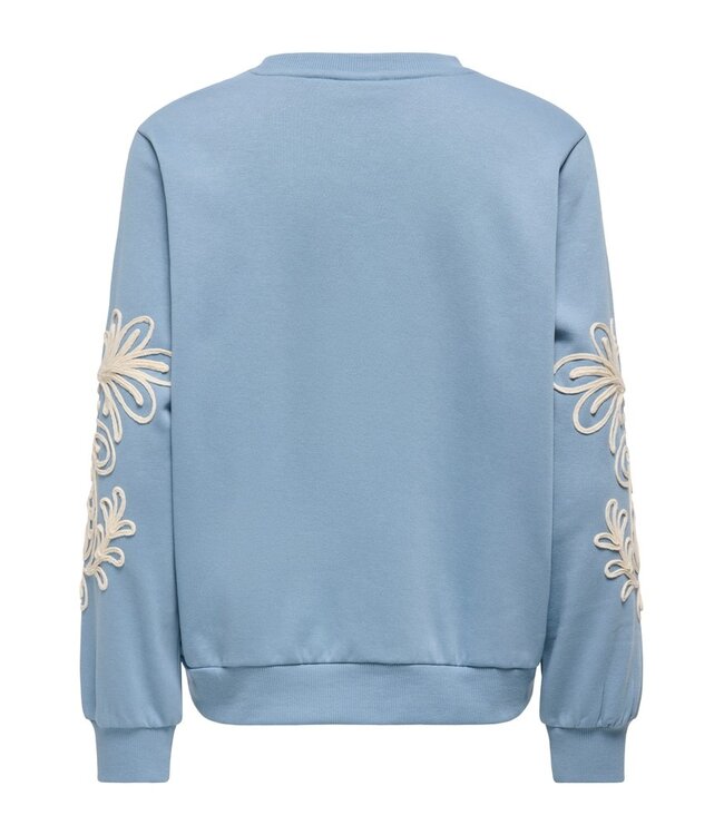 JDY JDYMESA Mindy Emb Sweat Windward Blue – Lichtblauwe dames sweater met ecru borduurwerk