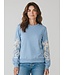 JDY JDYMESA Mindy Emb Sweat Windward Blue – Lichtblauwe dames sweater met ecru borduurwerk