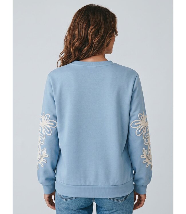 JDY JDYMESA Mindy Emb Sweat Windward Blue – Lichtblauwe dames sweater met ecru borduurwerk