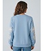 JDY JDYMESA Mindy Emb Sweat Windward Blue – Lichtblauwe dames sweater met ecru borduurwerk