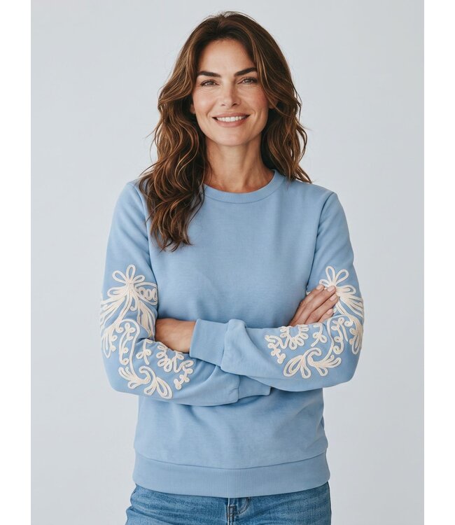 JDY JDYMESA Mindy Emb Sweat Windward Blue – Lichtblauwe dames sweater met ecru borduurwerk