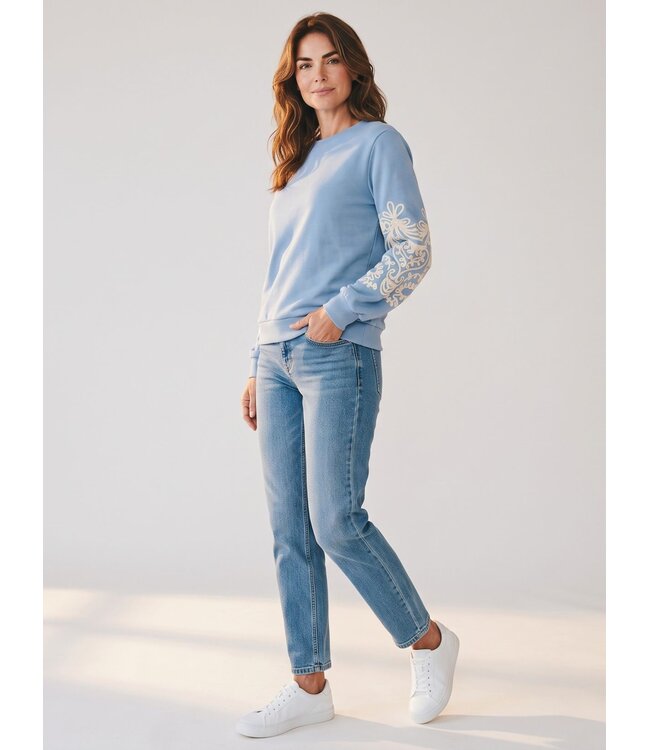 JDY JDYMESA Mindy Emb Sweat Windward Blue – Lichtblauwe dames sweater met ecru borduurwerk