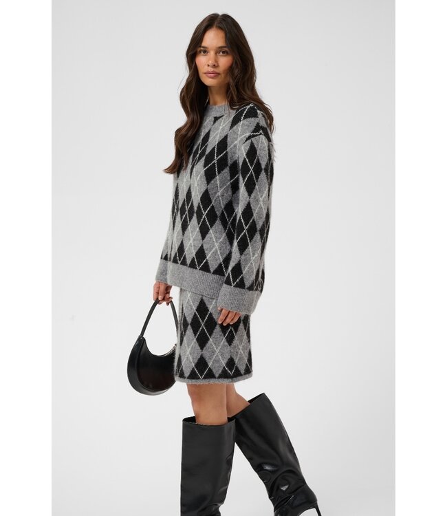 KAFFE KAsimone Knit Pullover Black/GM/White Argyle – Grijze damestrui met ruitpatroon