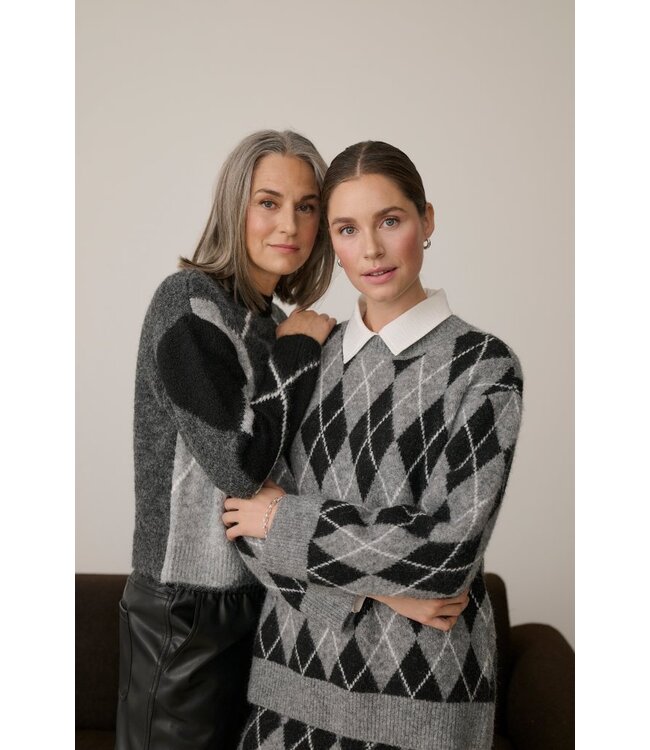 KAFFE KAsimone Knit Pullover Black/GM/White Argyle – Grijze damestrui met ruitpatroon