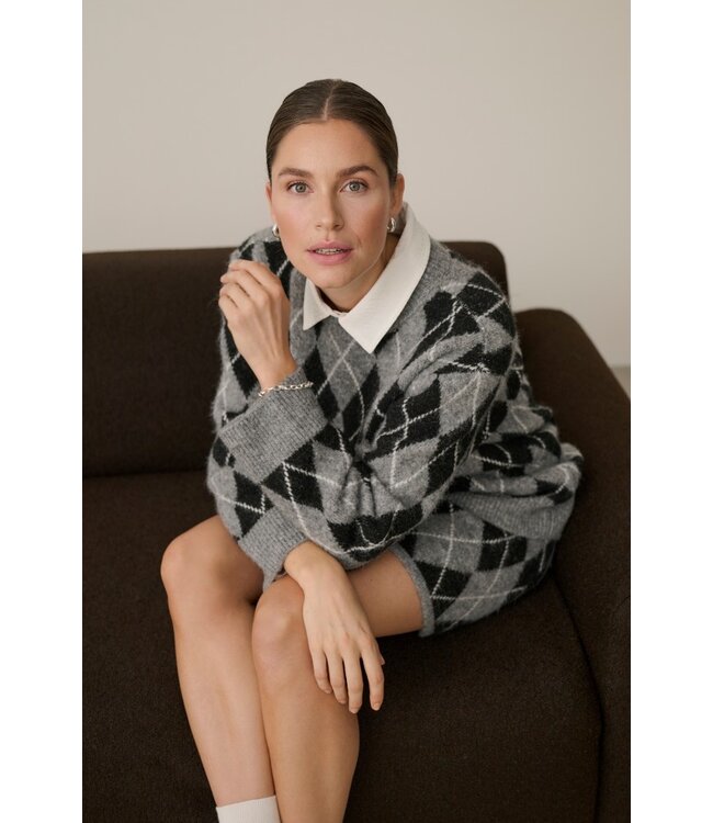KAFFE KAsimone Knit Pullover Black/GM/White Argyle – Grijze damestrui met ruitpatroon