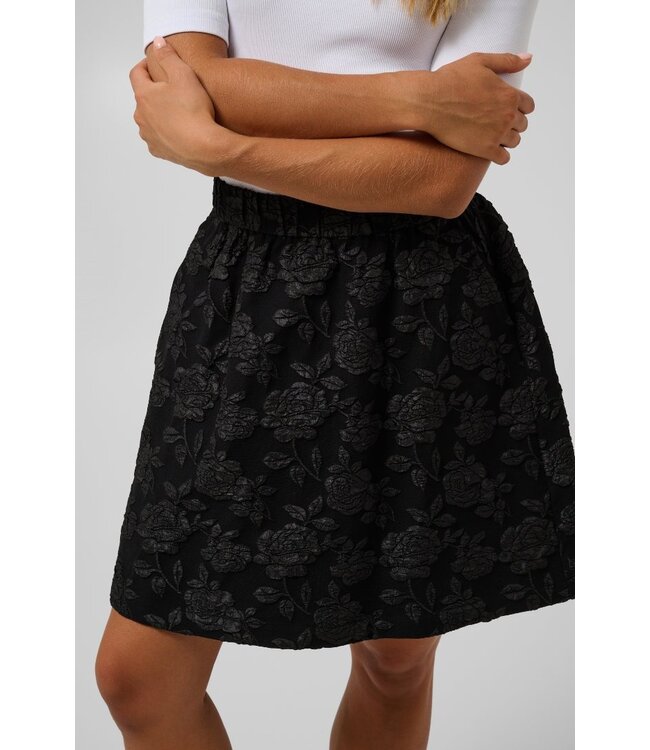 KAFFE KAcorbina Skirt Black Deep – Zwarte korte A-lijn rok met bloemenstructuur