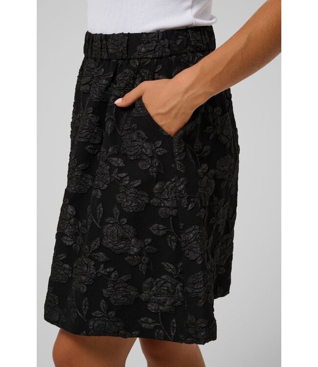 KAFFE KAcorbina Skirt Black Deep – Zwarte korte A-lijn rok met bloemenstructuur