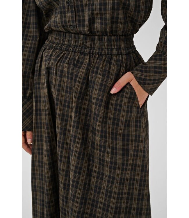 KAFFE KAhelie Skirt Black/Brown Check – Lange geruite damesrok met elastische taille