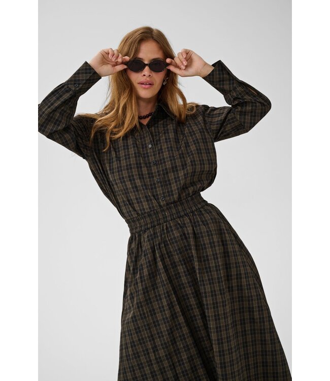 KAFFE KAhelie Skirt Black/Brown Check – Lange geruite damesrok met elastische taille