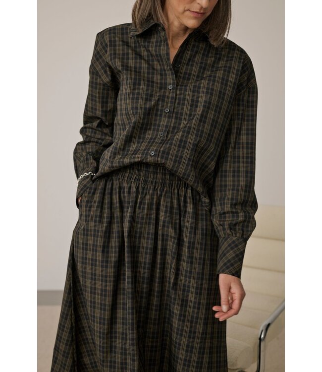 KAFFE KAhelie Skirt Black/Brown Check – Lange geruite damesrok met elastische taille