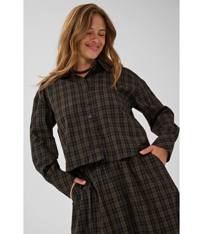 KAFFE KAhelie Check Shirt Black/Brown Check – Geruit dameshemd met boxy fit