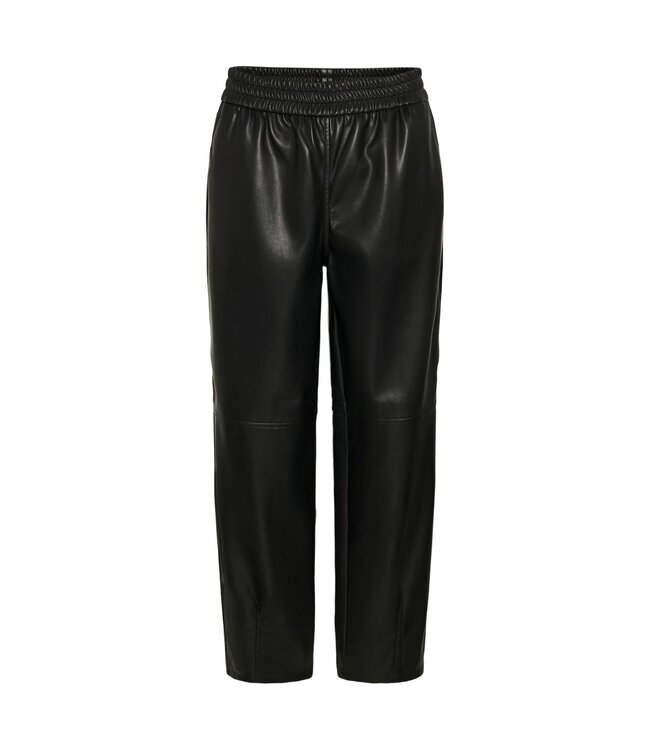 KAFFE KAarensa Barrel Pants Black Deep – Zwarte imitatieleren damesbroek