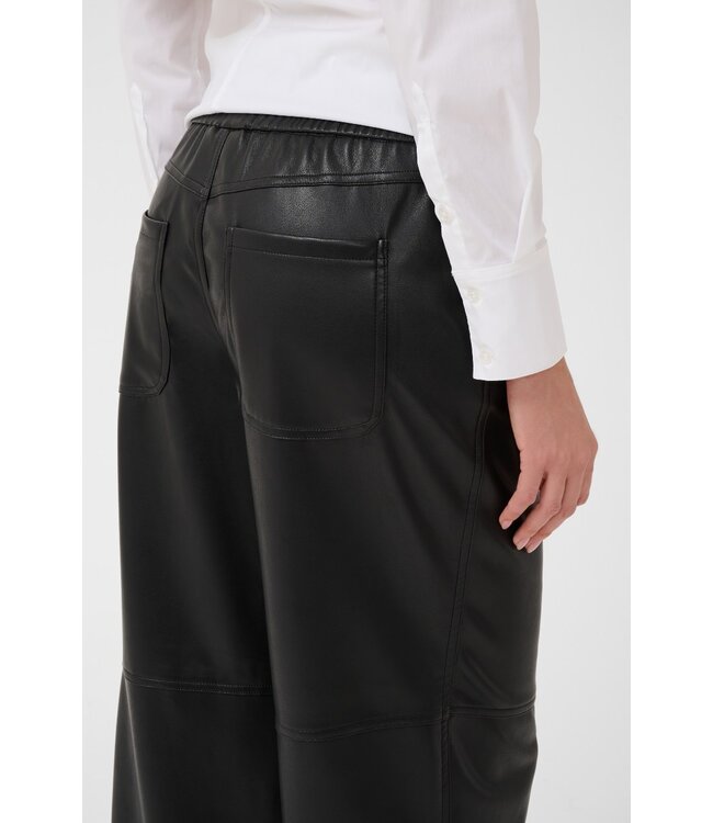 KAFFE KAarensa Barrel Pants Black Deep – Zwarte imitatieleren damesbroek