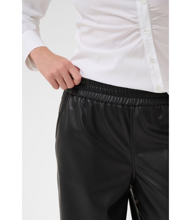 KAFFE KAarensa Barrel Pants Black Deep – Zwarte imitatieleren damesbroek
