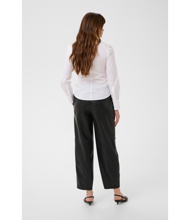 KAFFE KAarensa Barrel Pants Black Deep – Zwarte imitatieleren damesbroek