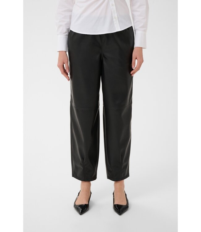 KAFFE KAarensa Barrel Pants Black Deep – Zwarte imitatieleren damesbroek