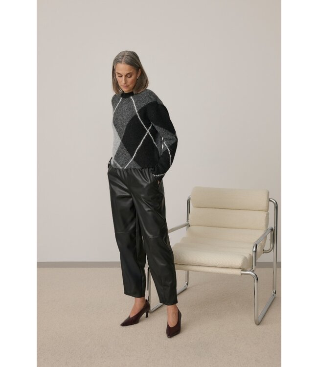 KAFFE KAarensa Barrel Pants Black Deep – Zwarte imitatieleren damesbroek