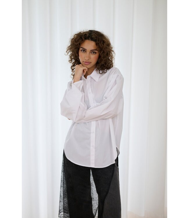 KAFFE KAmathilde Shirt Optical White – Witte loose fit damesblouse met plooidetails