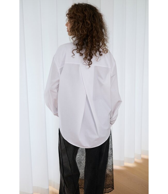 KAFFE KAmathilde Shirt Optical White – Witte loose fit damesblouse met plooidetails