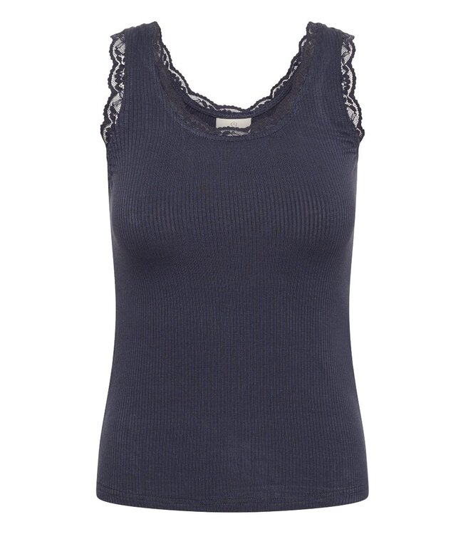 KAFFE KAomi Top Graphite – Blauwgrijze ribtop met kanten details