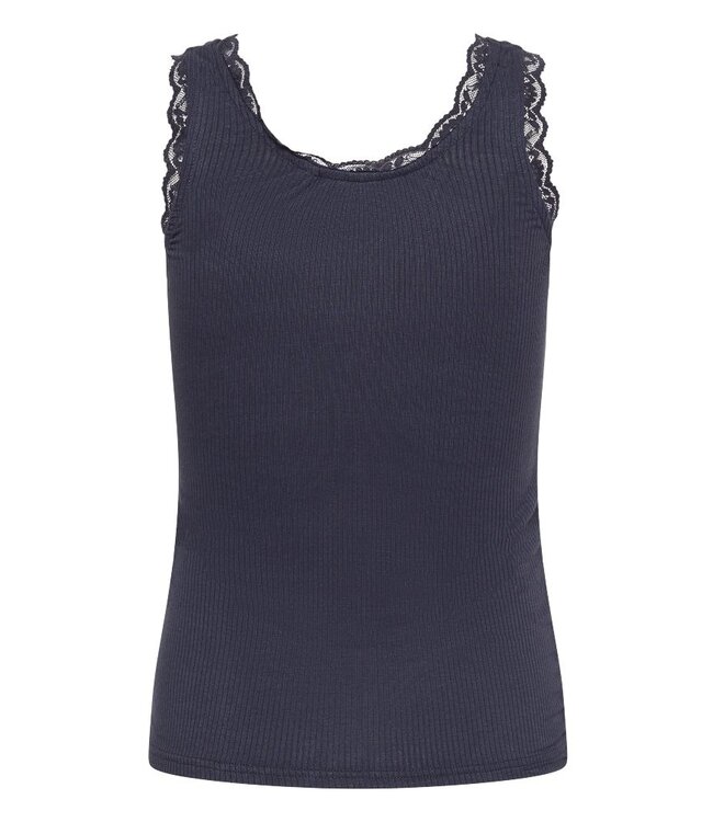 KAFFE KAomi Top Graphite – Blauwgrijze ribtop met kanten details