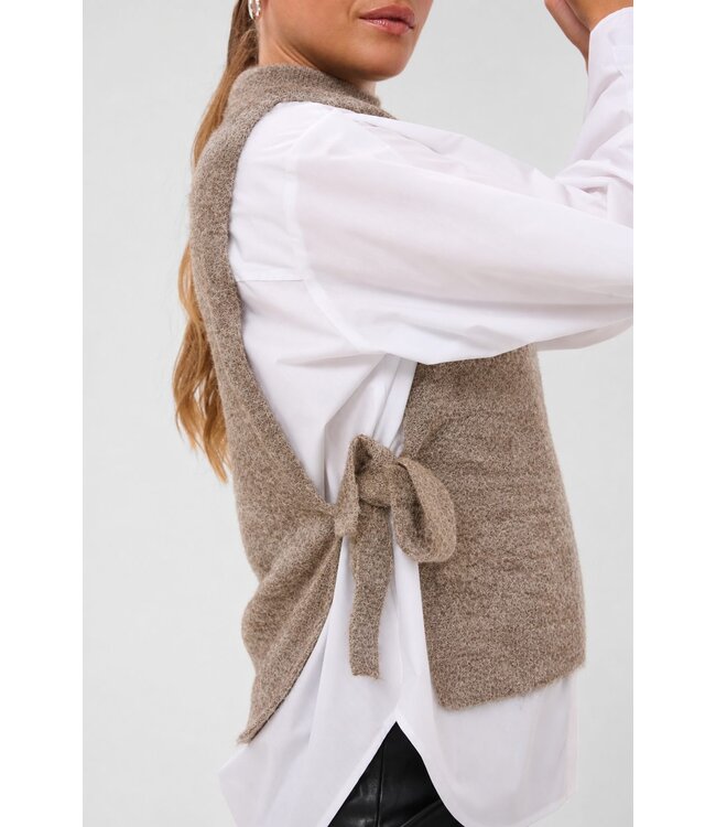 KAFFE KAmartine Knit Vest Desert Taupe Melange – Gebreid damesvest met strikdetails