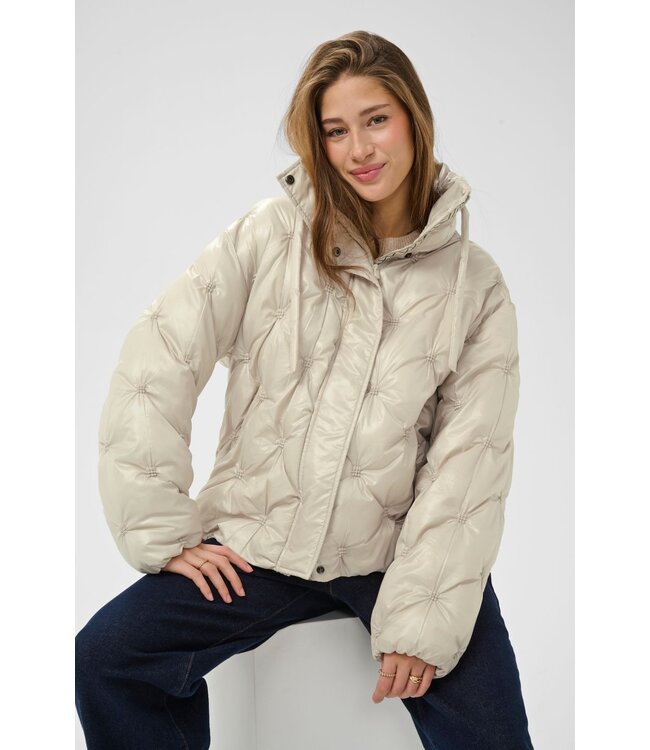 CREAM CRDrakie Short Jacket Oatmeal – Gewatteerde damesjas met sterpatroon
