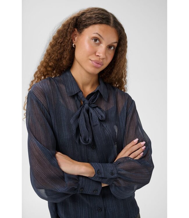 KAFFE KAlouisa Shirt Blue Blurry Stripes – Transparante blauwe damesblouse met strik