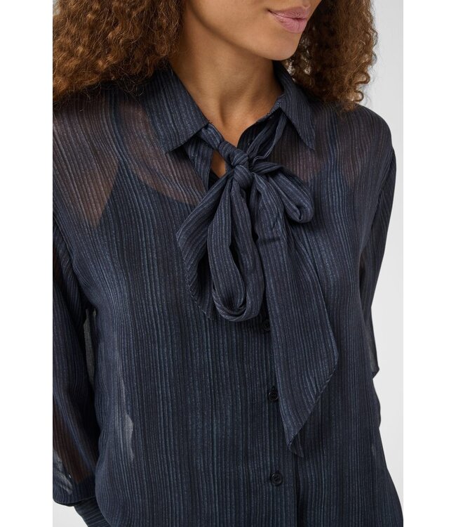 KAFFE KAlouisa Shirt Blue Blurry Stripes – Transparante blauwe damesblouse met strik
