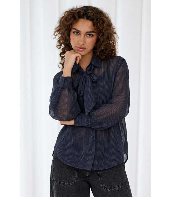 KAFFE KAlouisa Shirt Blue Blurry Stripes – Transparante blauwe damesblouse met strik