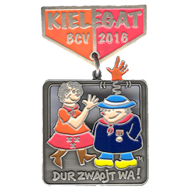 De officiële Kielegat® medaille 2016 motto "Dur zwaojt wa!"