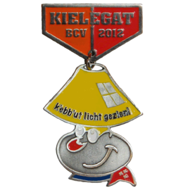 De officiële Kielegat® medaille 2012 motto "K'ebb'ut licht gezien!"