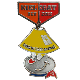 De officiële Kielegat® medaille 2012 motto "K'ebb'ut licht gezien!"