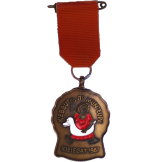 De officiële Kielegatse® medaille 1987 motto "k'ebbut op mun 'eupe"