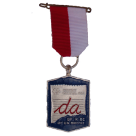 De officiële Kielegat® medaille 1984 motto "da gif ik oe op un briefke"