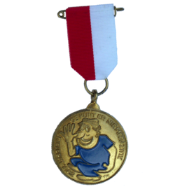 Officiële Kielegat® medaille 1982 motto "ge kunt er nie meej zitte"