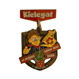 De officiële Kielegat® medaille 2024 motto "Ut strôômt lekker deur"
