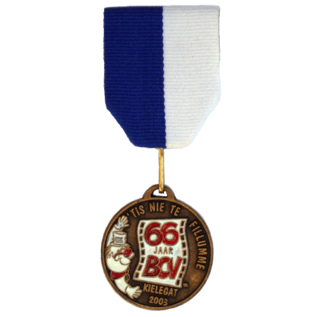 De officiële Kielegat® medaille 2003 motto "'tis nie te fillumme"