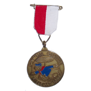 De officiële Kielegat® medaille 1986 motto "out'um gaonde"