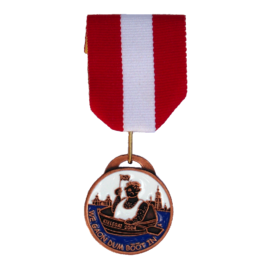 De officiële Kielegat® medaille 2004 motto ”We gaon dum bôôt in“