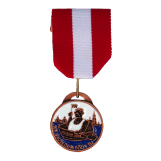 De officiële Kielegat® medaille 2004 motto ”We gaon dum bôôt in“