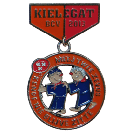 De officiële Kielegat® medaille 2013 motto ”Meej twee zevus kende nie blijve zitte“