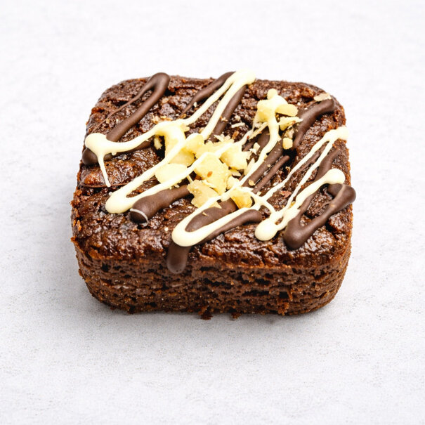 Fit Bakery Eiwitrijke Brownie met Melk & Witte Chocolade en Nootjes – Eiwitrijke Snack (16g Eiwit)