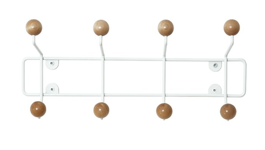Garderobe mit Holzkugeln
