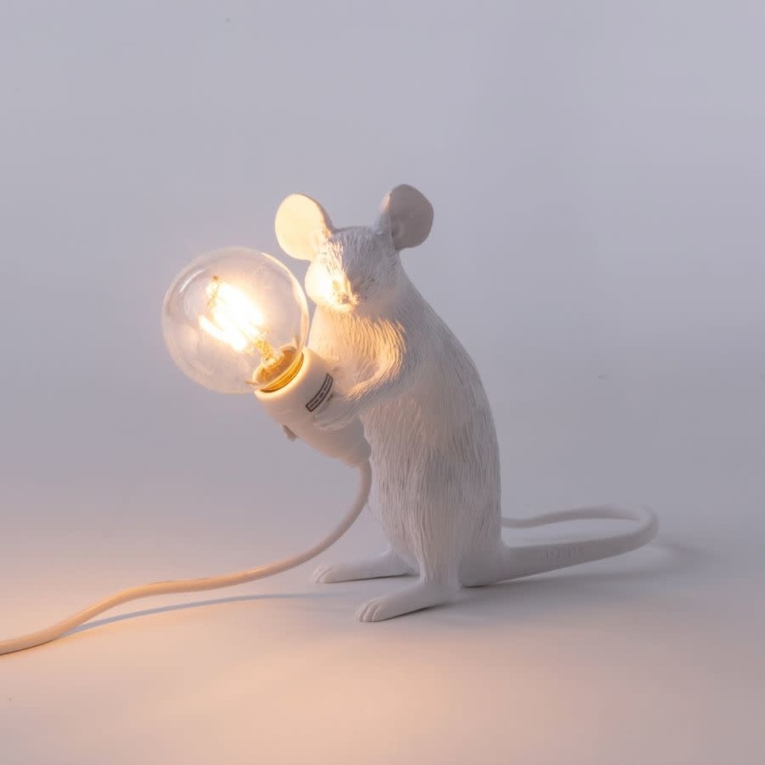 Seletti Designlampe weiss sitzend